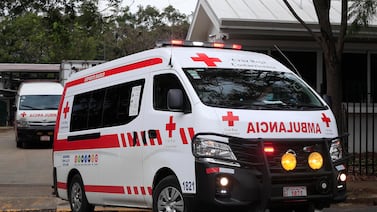 Dos personas trasladadas de urgencia por choque de autobús y cuatro vehículos