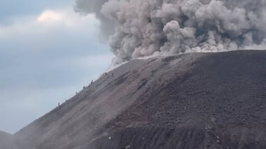 Volcán en erupción pone a turistas a correr: Vea el angustiante momento