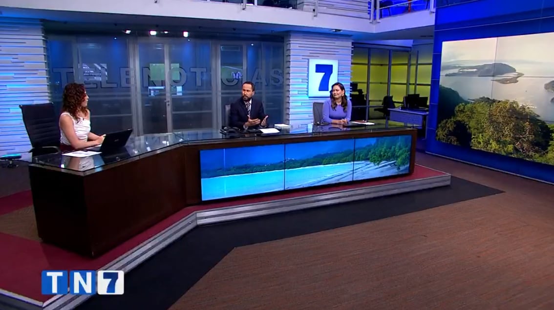 Periodistas de 'Telenoticias' abrieron un espacio a conversar de fútbol pero a uno de ellos no le fue muy bien.