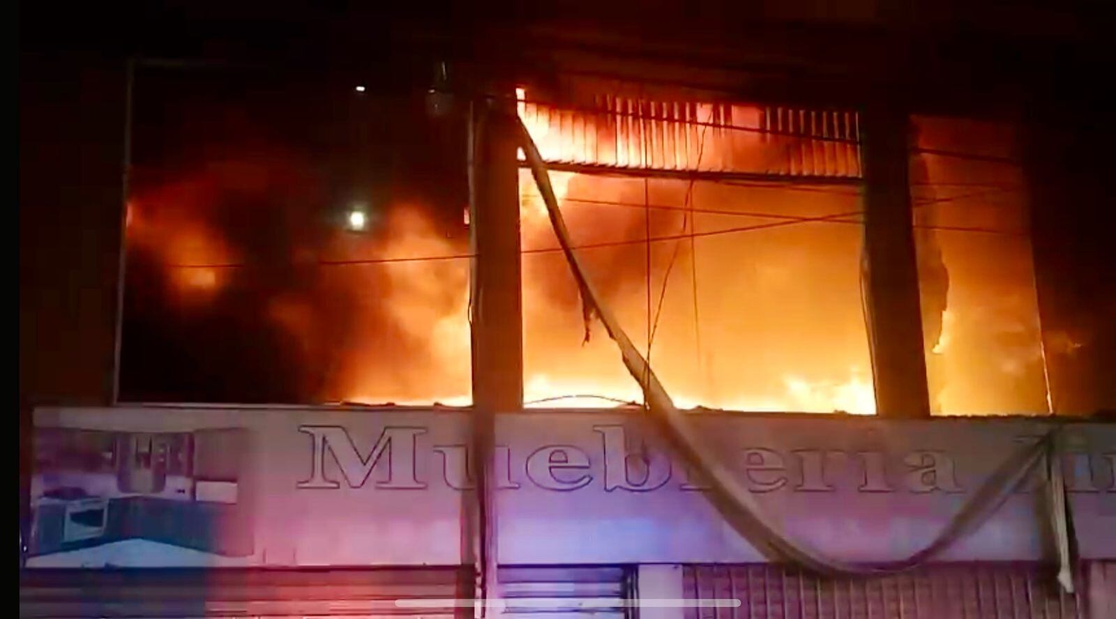 El incidente se reportó a las 3:19 a. m., cuando las llamas comenzaron a consumir parte de la estructura.