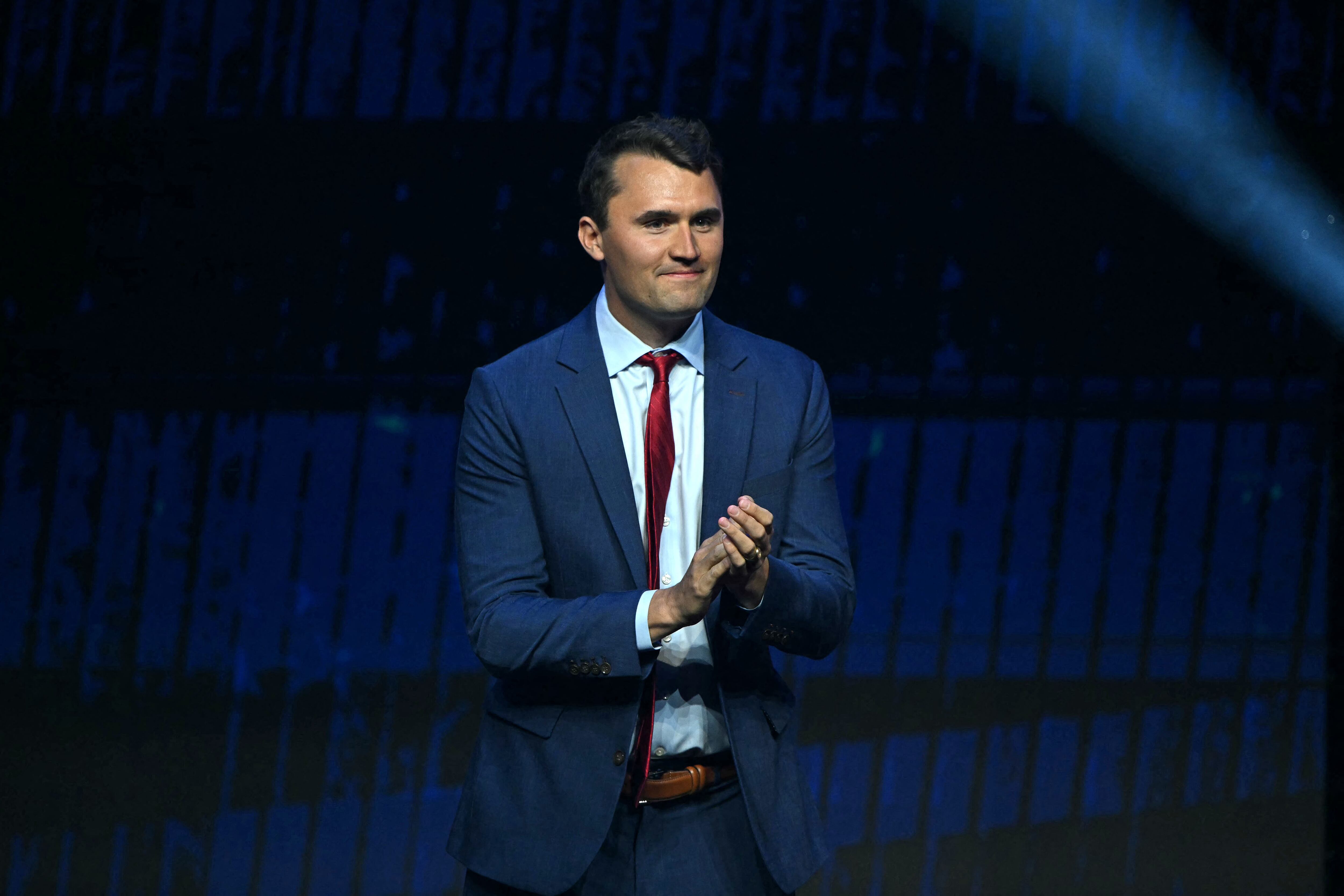 El activista político conservador y fundador de Turning Point Action, Charlie Kirk, sube al escenario durante un mitin de campaña de Turning Point Action "Unidos por el Cambio" a favor del expresidente estadounidense y candidato presidencial republicano Donald Trump, en el Thomas & Mack Center de Las Vegas, Nevada, el 24 de octubre de 2024. (Foto de Patrick T. Fallon / AFP)