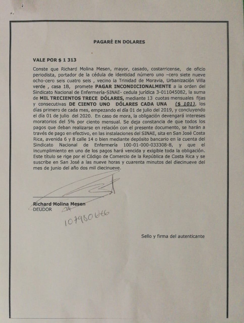 Lenín Hernández le entregó a Karolina Chinchilla la copia del documento que constata el pacto con el periodista, así como un adéndum de este.