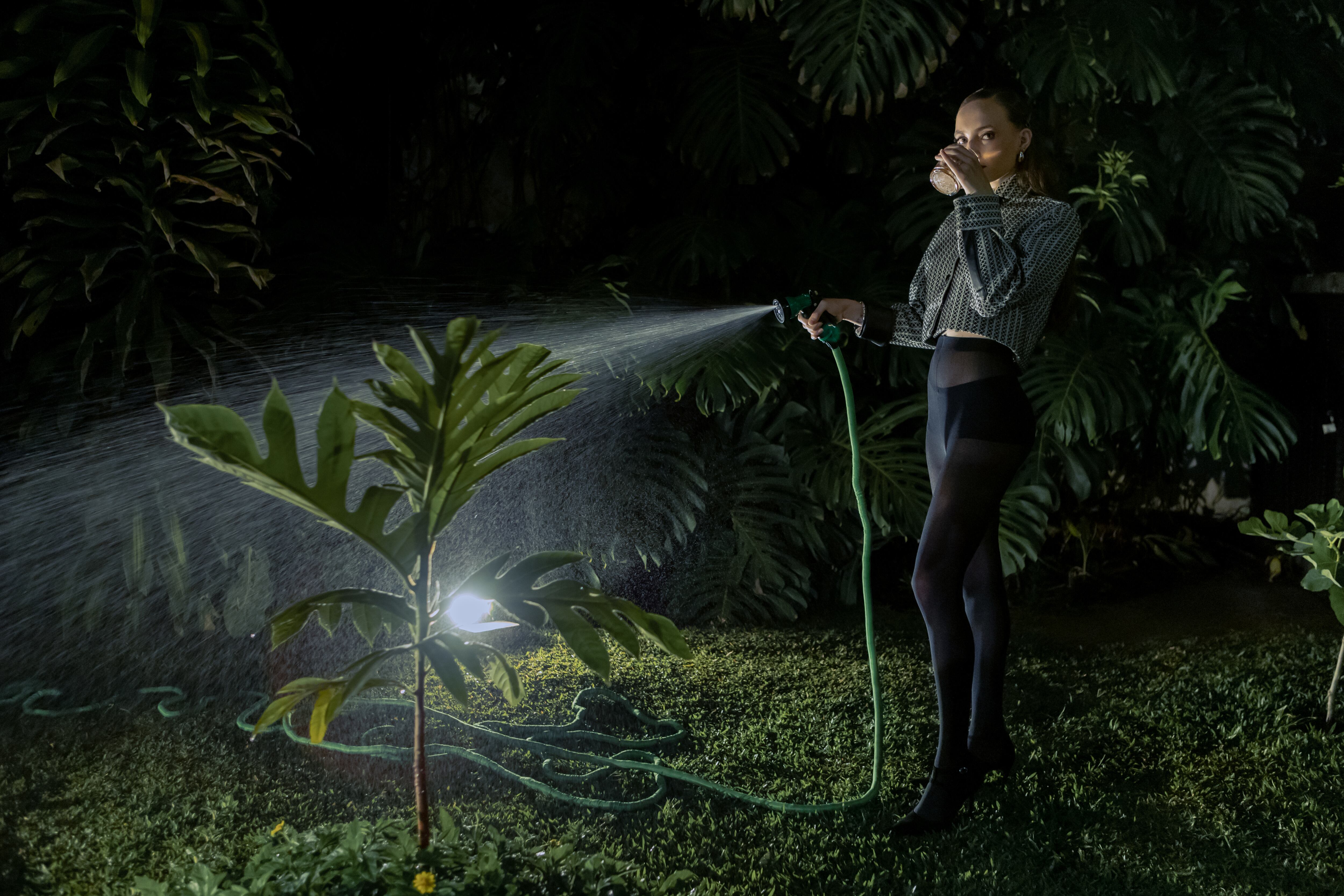 Cala Rossel modela prendas de Toribio & Donato en el jardín de Doma.
