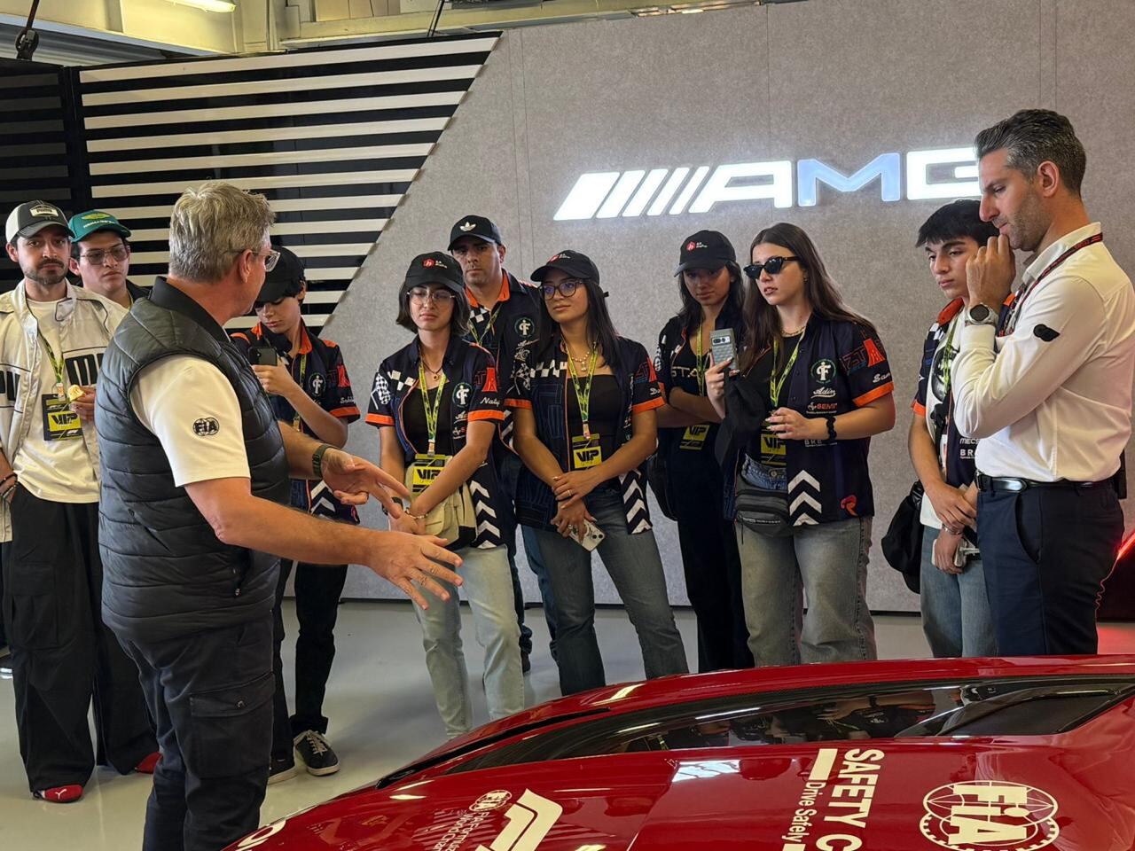 Durante la experiencia de STEM Racing, los estudiantes visitan los espacios de las escuderías y aprenden de los ingenieros, diseñadores y pilotos de Fórmula 1.