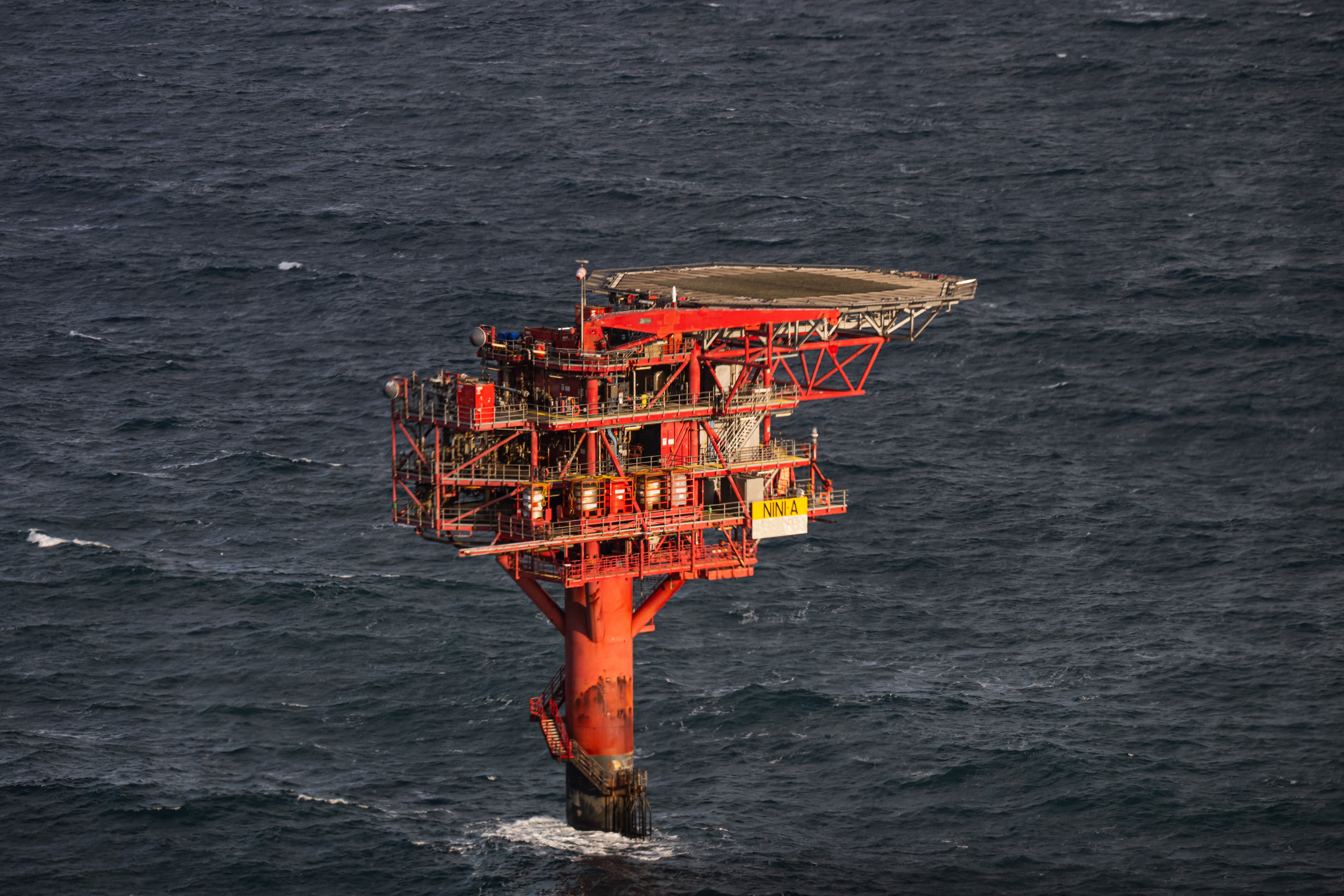 La plataforma Nini de INEOS Energy, un yacimiento de petróleo y gas agotado, aparece en una imagen tomada el 25 de noviembre de 2025 en el mar del Norte danés. En el mar del Norte, donde Dinamarca alguna vez perforó en busca de petróleo, pronto se enterrará dióxido de carbono importado desde Europa bajo el lecho marino, como parte de un proyecto de captura y almacenamiento de carbono (CAC) que está próximo a completarse.