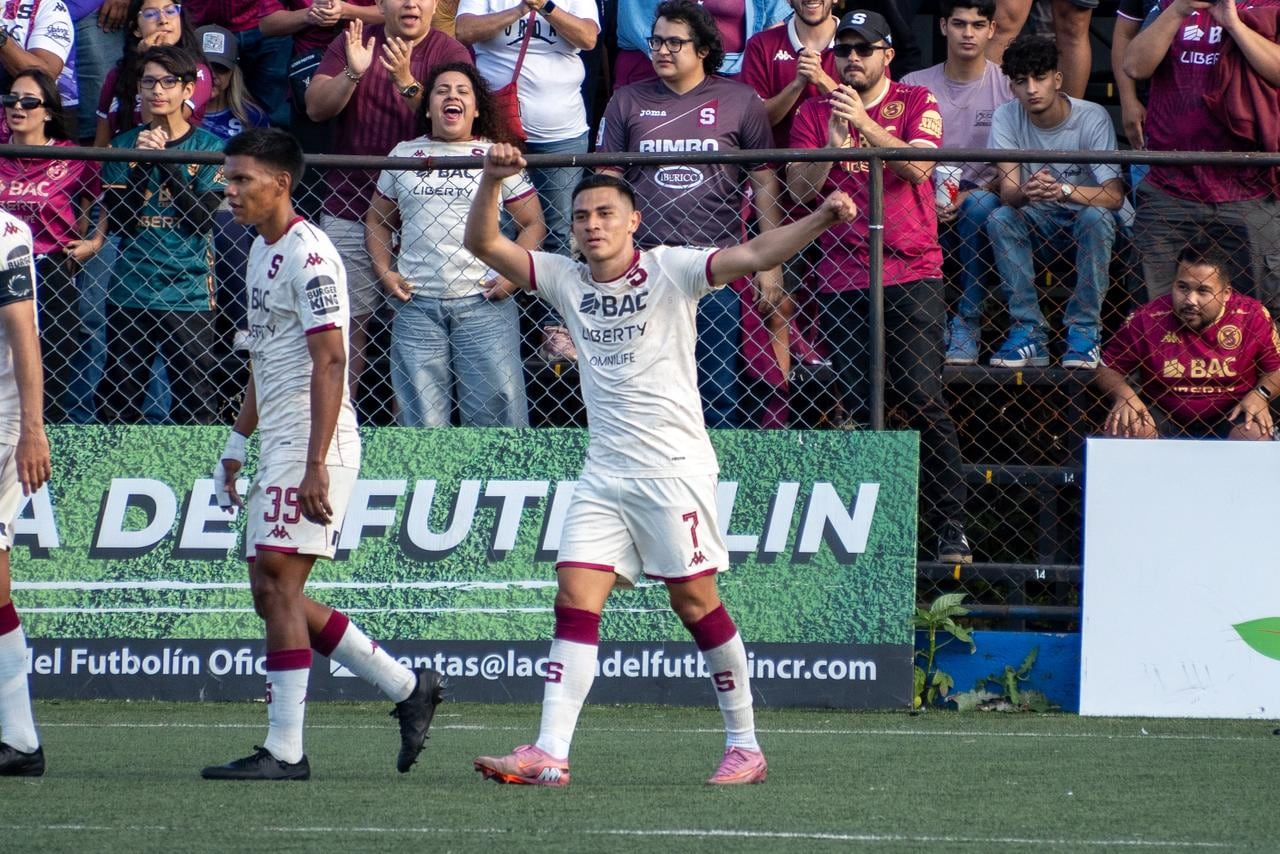 Bancy Hernández se fue de doblete con Saprissa ante Guadalupe.