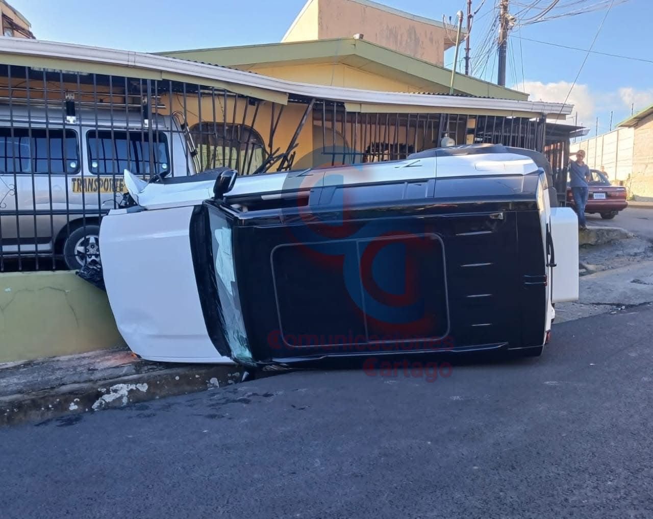 Vehículo se vuelca y colisiona contra vivienda en Cartago. Fotografía tomada de la cuenta de Facebook de Comunicaciones Cartago