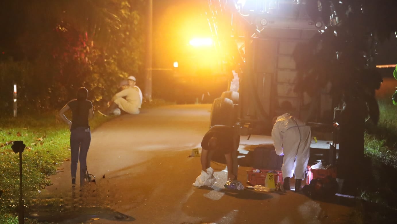 Agentes judiciales en el sector de Cielo Amarillo en Limón, cerca de donde se reportó la muerte de un joven de 19 años por impactos de bala. Fotografía: