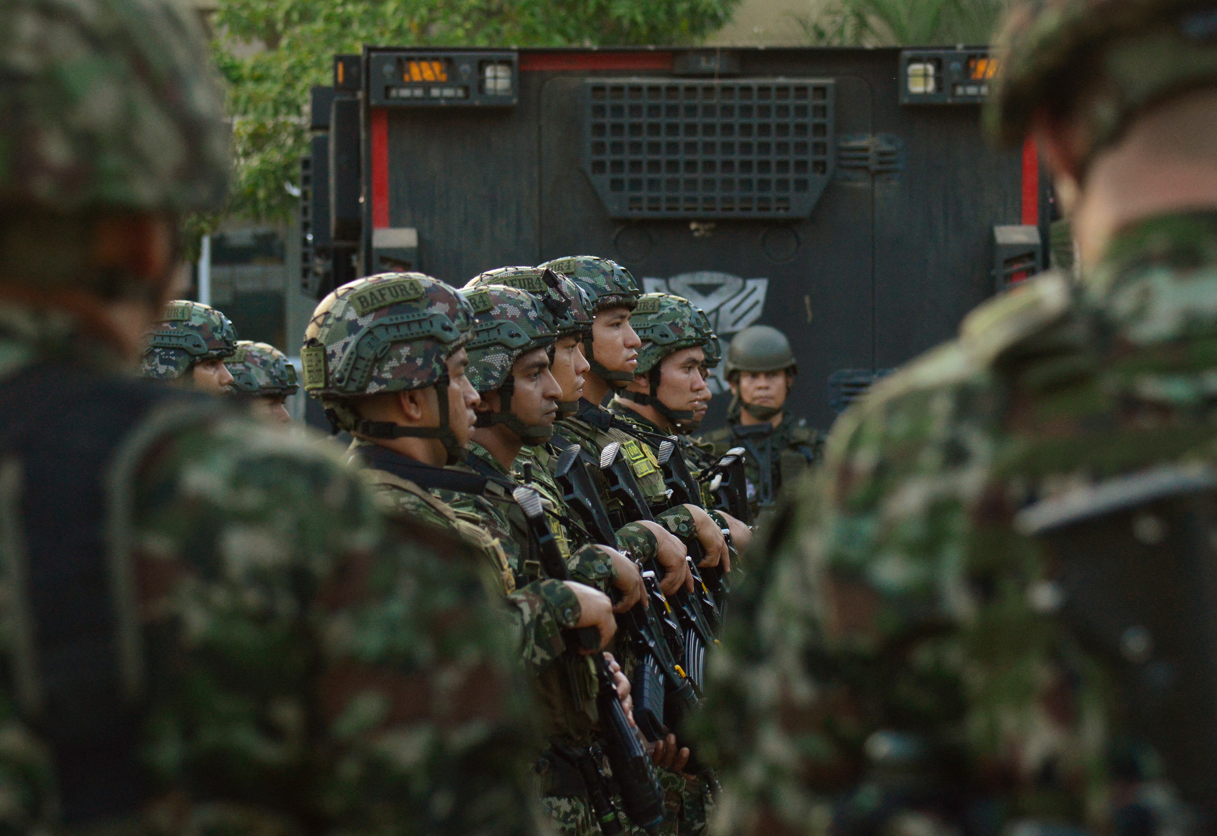 Soldados del ejército colombiano en formación listos para patrullar las calles tras enfrentamientos entre guerrillas rivales en Tibú, Norte de Santander, Colombia, el 20 de enero de 2025.