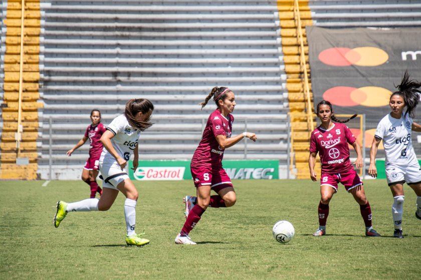 Primer juego del torneo de apertura femenino. Saprissa - Sporting.