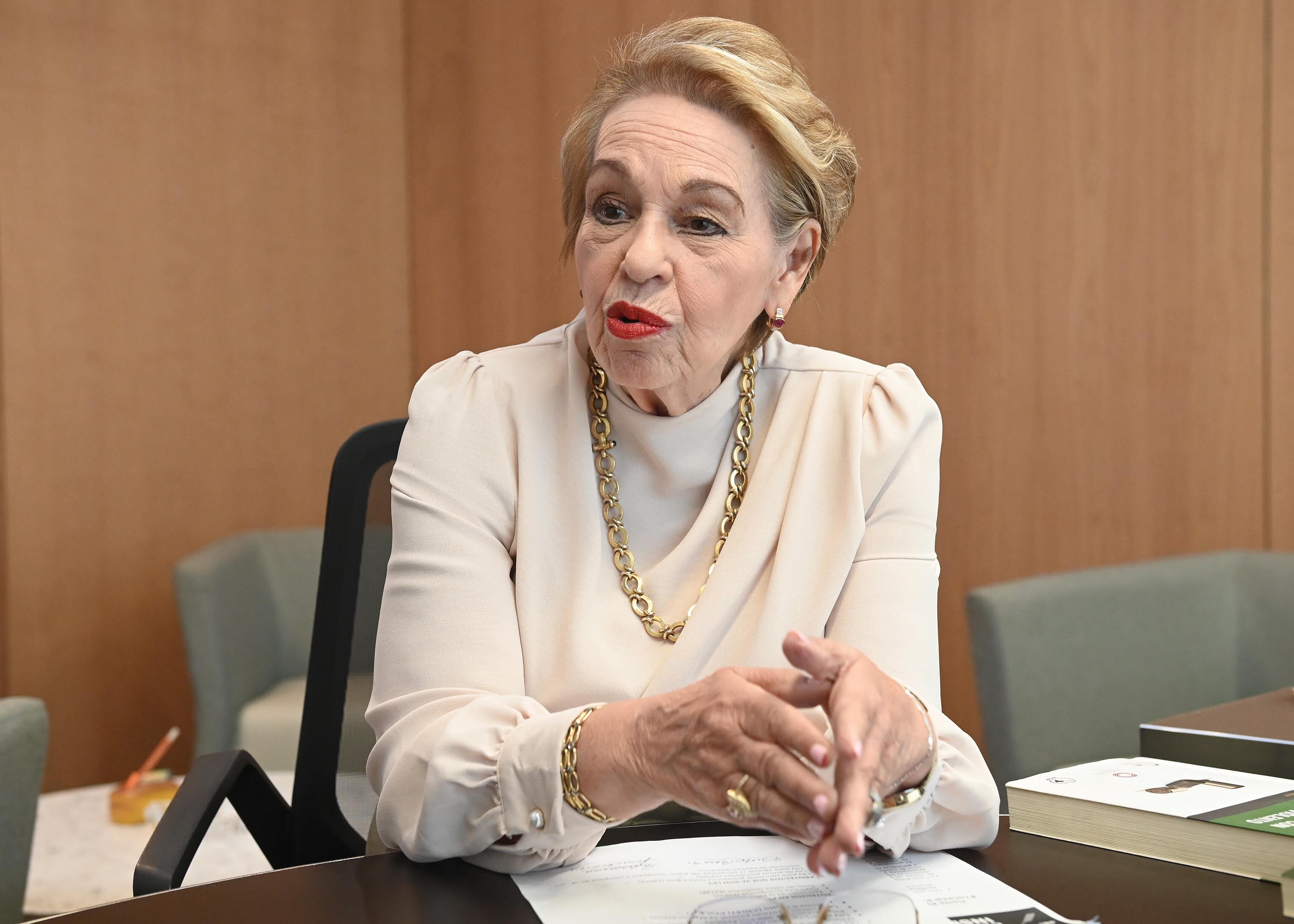 19 de marzo del 2025. Asamblea Legislativa, San José. 11:00 hrs. Entrevista a la diputada independiente Gloria Navas Montero para la Revista Dominical en su despacho. En la foto: Gloria Navas durante la entrevista y durante una sesión de retratos para la Revista Dominical. Foto: Albert Marín para la Nación.