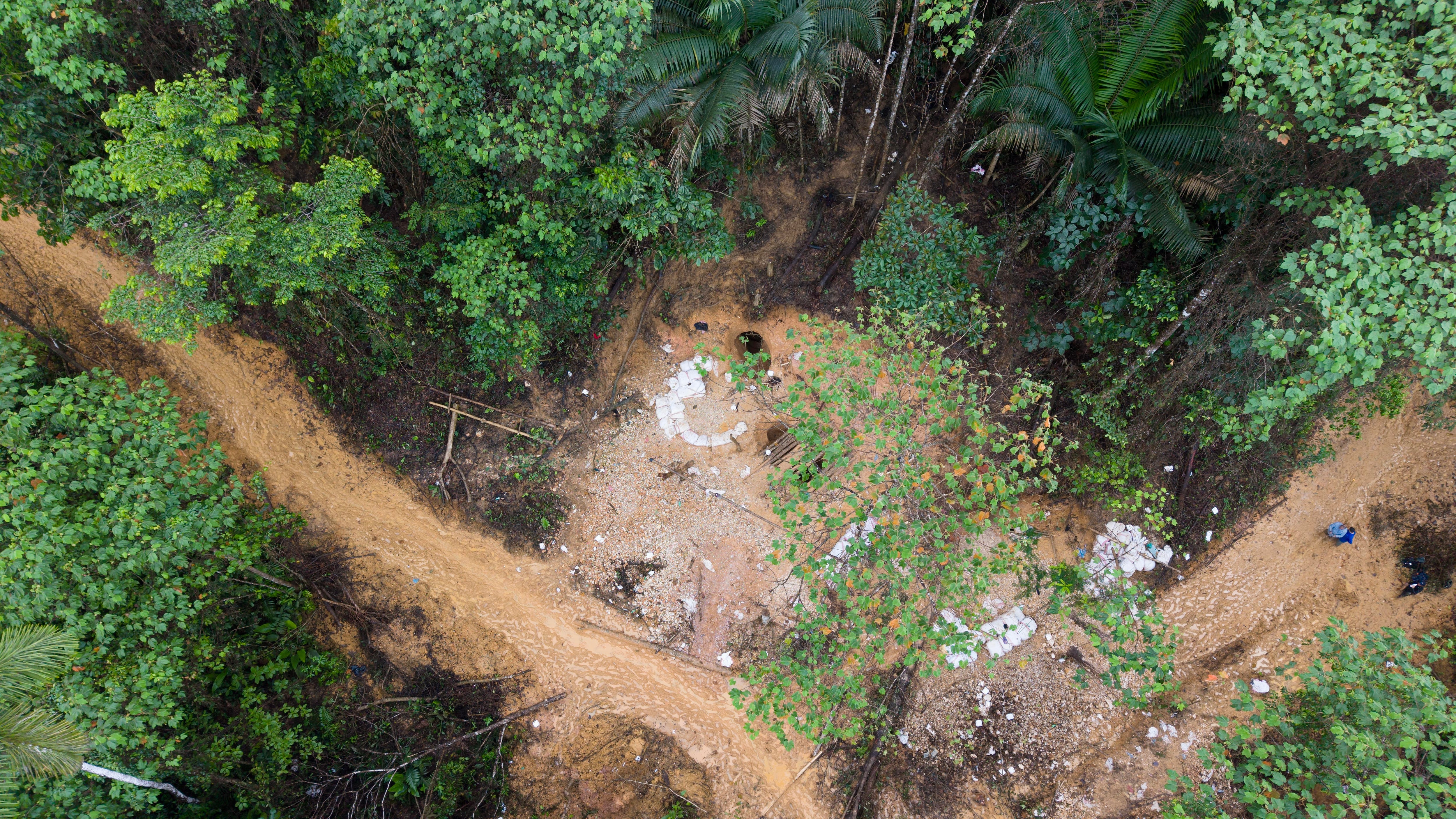Túneles de extracción ilegal de 20 a 30 metros de profundidad en el cerro Conchudita.
