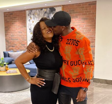 Joel Campbell con su mamá, dándole un beso.