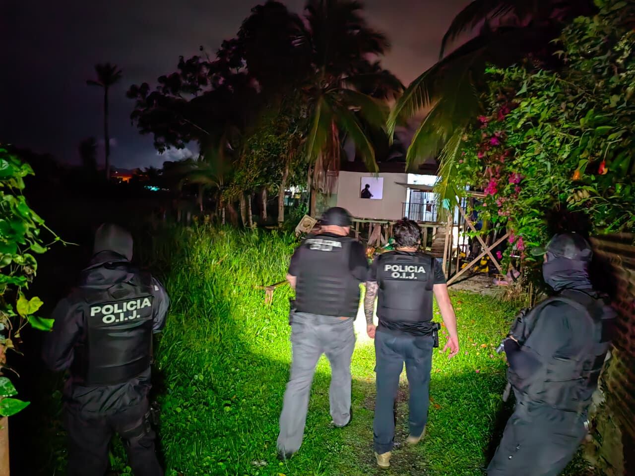 Agentes judiciales y Fiscales descubrieron enorme arsenal a cuatro casas de donde vivía Peña Russell en Atlántida de Limón.