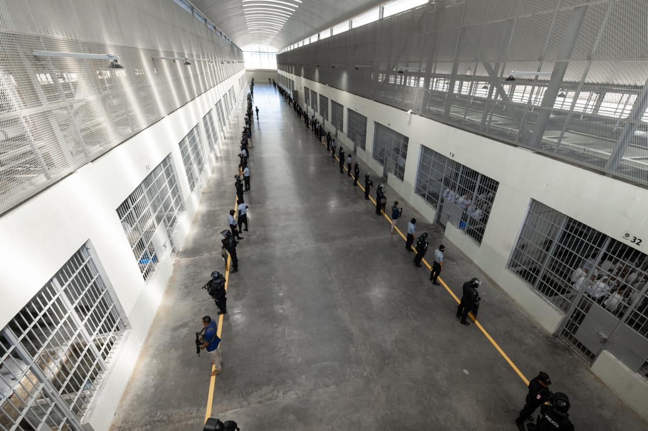 Imágenes de la visita del presidente Rodrigo Chaves al Centro de Confinamiento del Terrorismo (CECOT) de El Salvador.