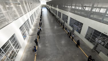 Indignación en Estados Unidos tras decisión de CBS de retirar programa sobre megacárcel de Bukele