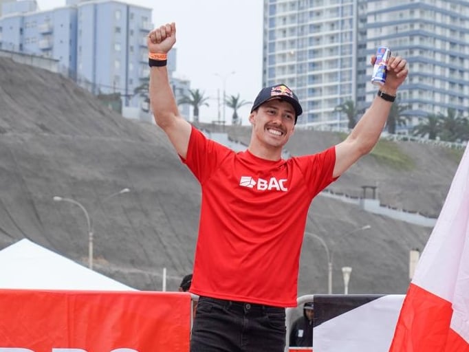 Kenneth Tencio celebró su gran actuación en Perú, la cual le dio el tercer lugar de la competencia.