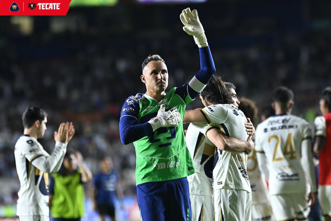 Keylor Navas celebró el primer lugar de Pumas al ganarle a Pachuca el fin de semana pasado.