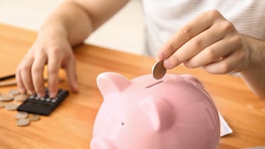 ¿Cuánto debe ahorrar al mes para llegar a los ¢100 millones a los 65 años?