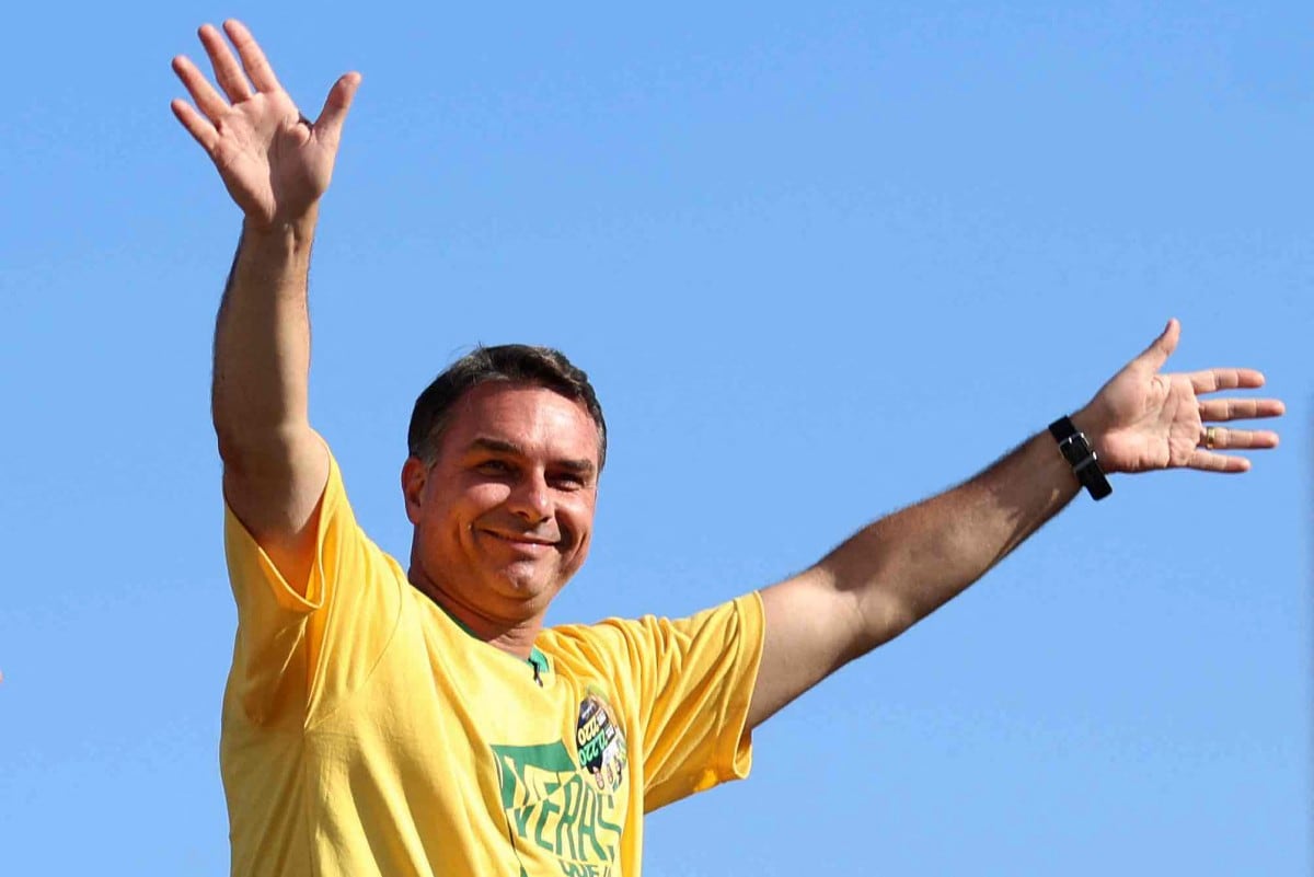 El candidato presidencial brasileño de derecha Flávio Bolsonaro, del Partido Liberal (PL), saluda a sus seguidores durante una caravana en Goiânia, Brasil, el 27 de septiembre de 2026.