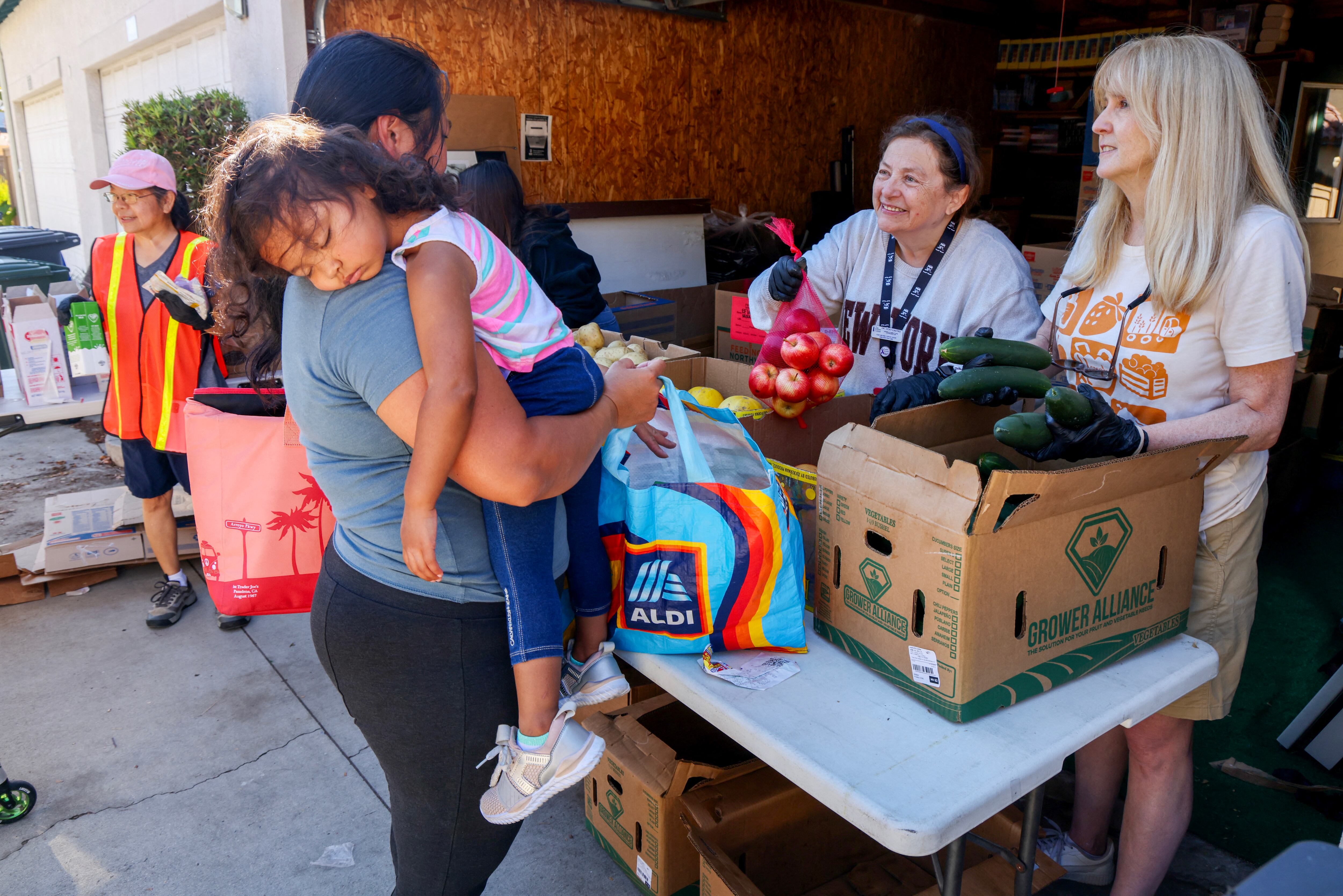 Miembros de las fuerzas armadas y sus familias reciben alimentos gratuitos donados por el banco de alimentos Feeding San Diego el pasado 24 de octubre en San Diego, California. Fotografía: