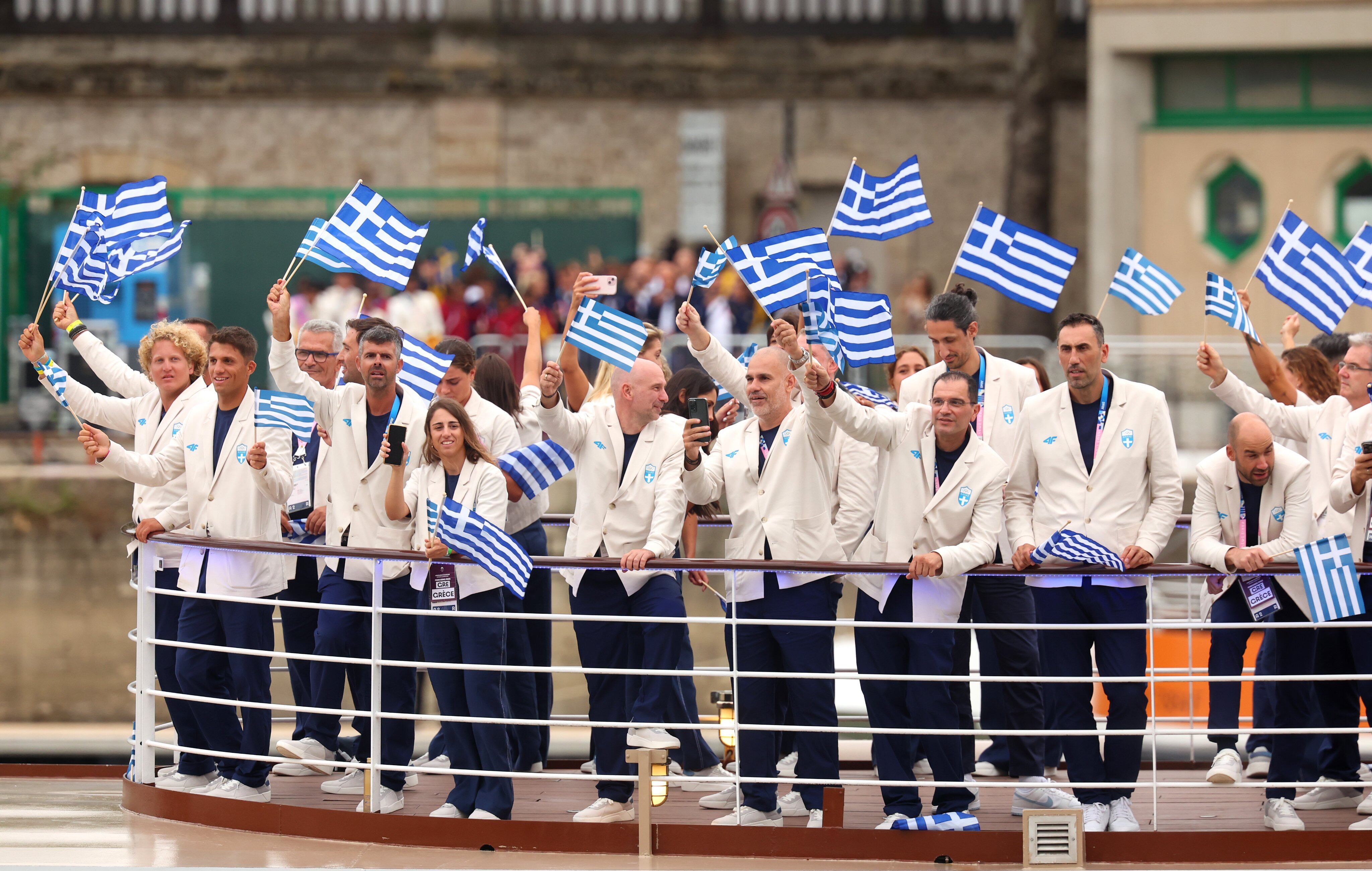 La delegación de Grecia fue la primera en navegar por el río Sena en la inauguración de los Juegos Olímpicos de París 2024.