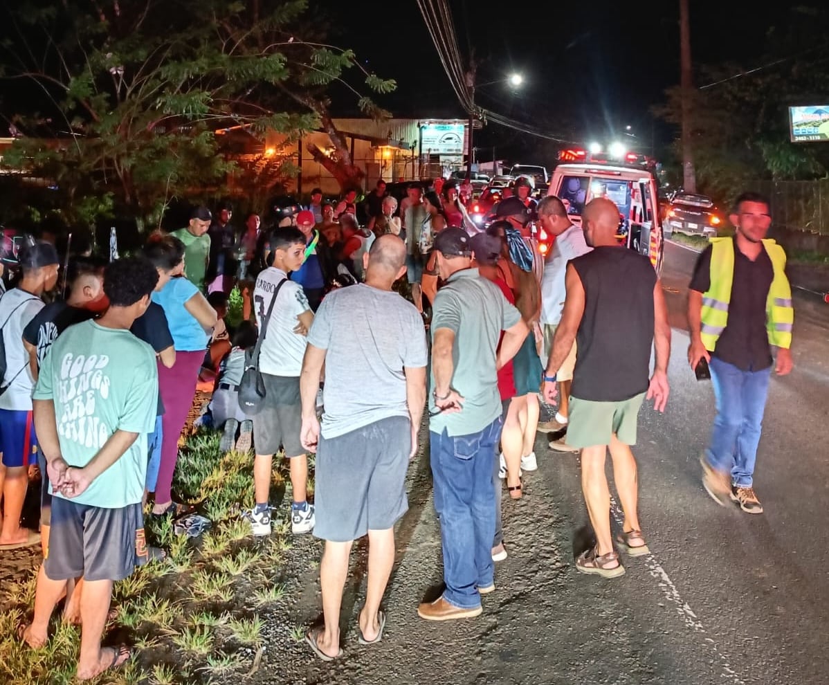 Decenas de curiosos se congregaron en la escena del accidente entre motocicletas ocurrido en Muelle de San Carlos, donde un hombre falleció posteriormente en el hospital.