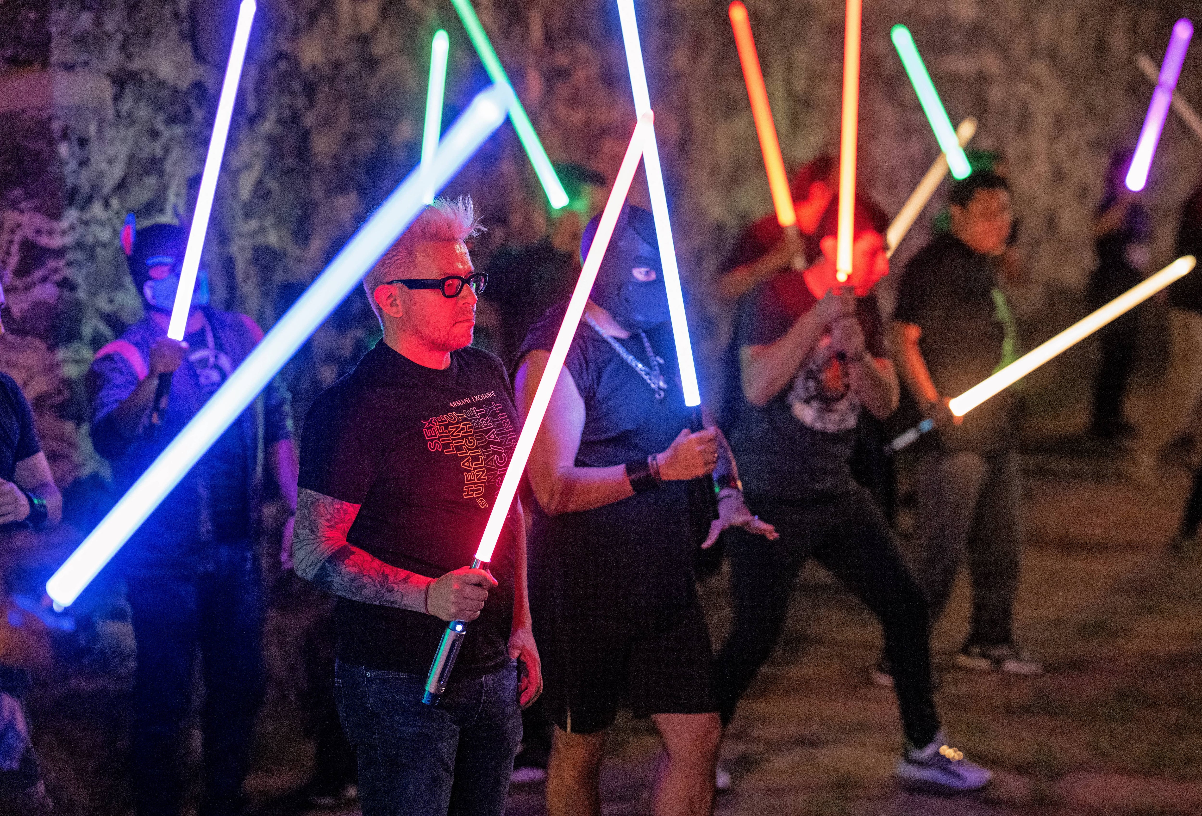 En Ciudad de México, una academia enseña esgrima con sables de luz, inspirada en "La Guerra de las Galaxias".