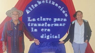 Don Erasmo cursa sexto a los 90 años y doña Fátima, sétimo a los 51. Él saca 95 en Matemáticas, ella quiere ser abogada y ambos se ven en los recreos