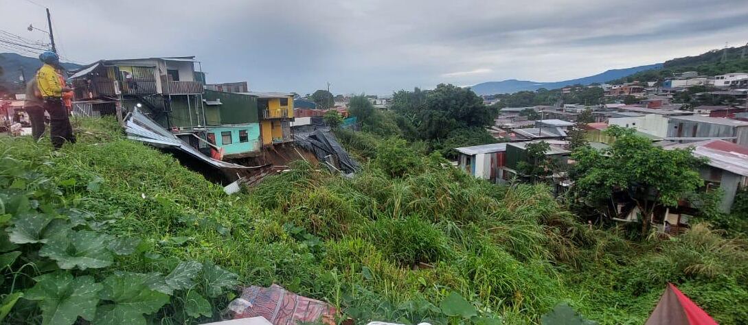 Este sábado en Los Guido de Desamparados los bomberos atendieron el desprendiemiento que dejó varias casas falseadas. Foto: Cortesía Bomberos.