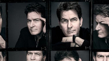 El papá de Charlie Sheen se opuso y está dolido por el documental y la autobiografía que exponen los demonios del pasado del actor