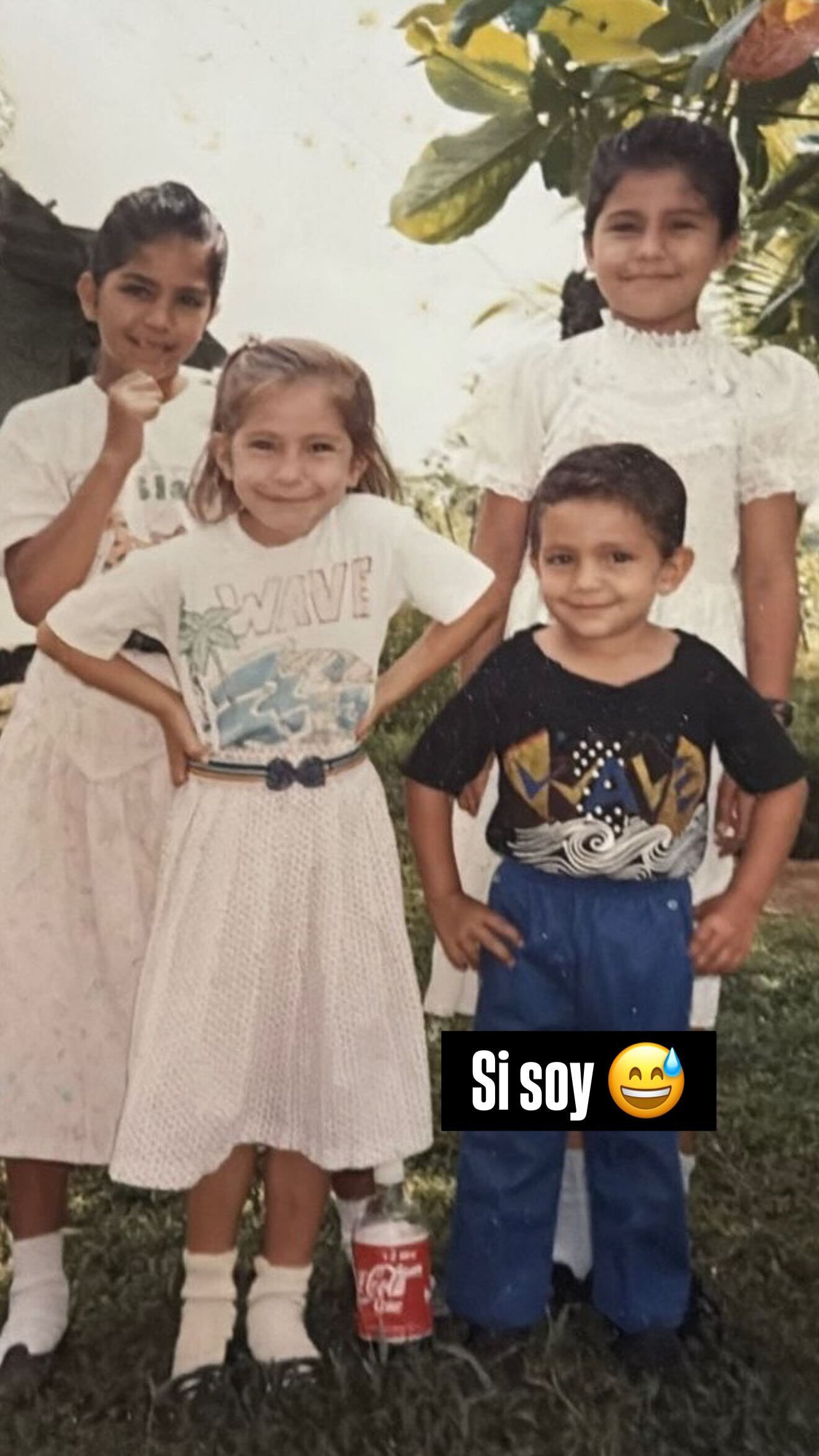 Elías Alvarado aparece sonriente, vestido con jean azul y camisa negra.