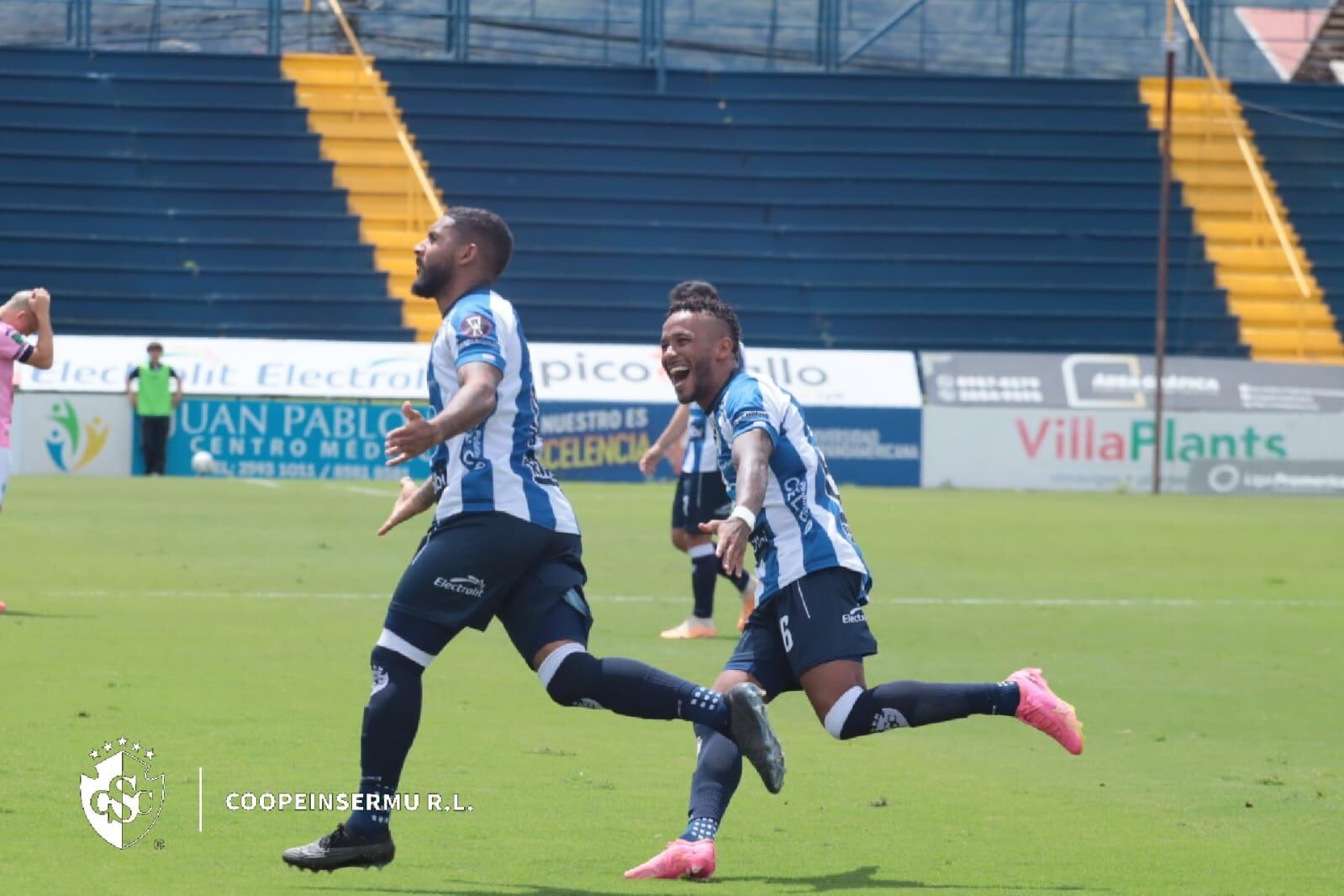Dylan Flores (izquierda) marcó el primer gol del Cartaginés ante Liberia, en la fecha 18 del Torneo de Apertura 2023. Jeikel Venegas lo celebró con Flores.