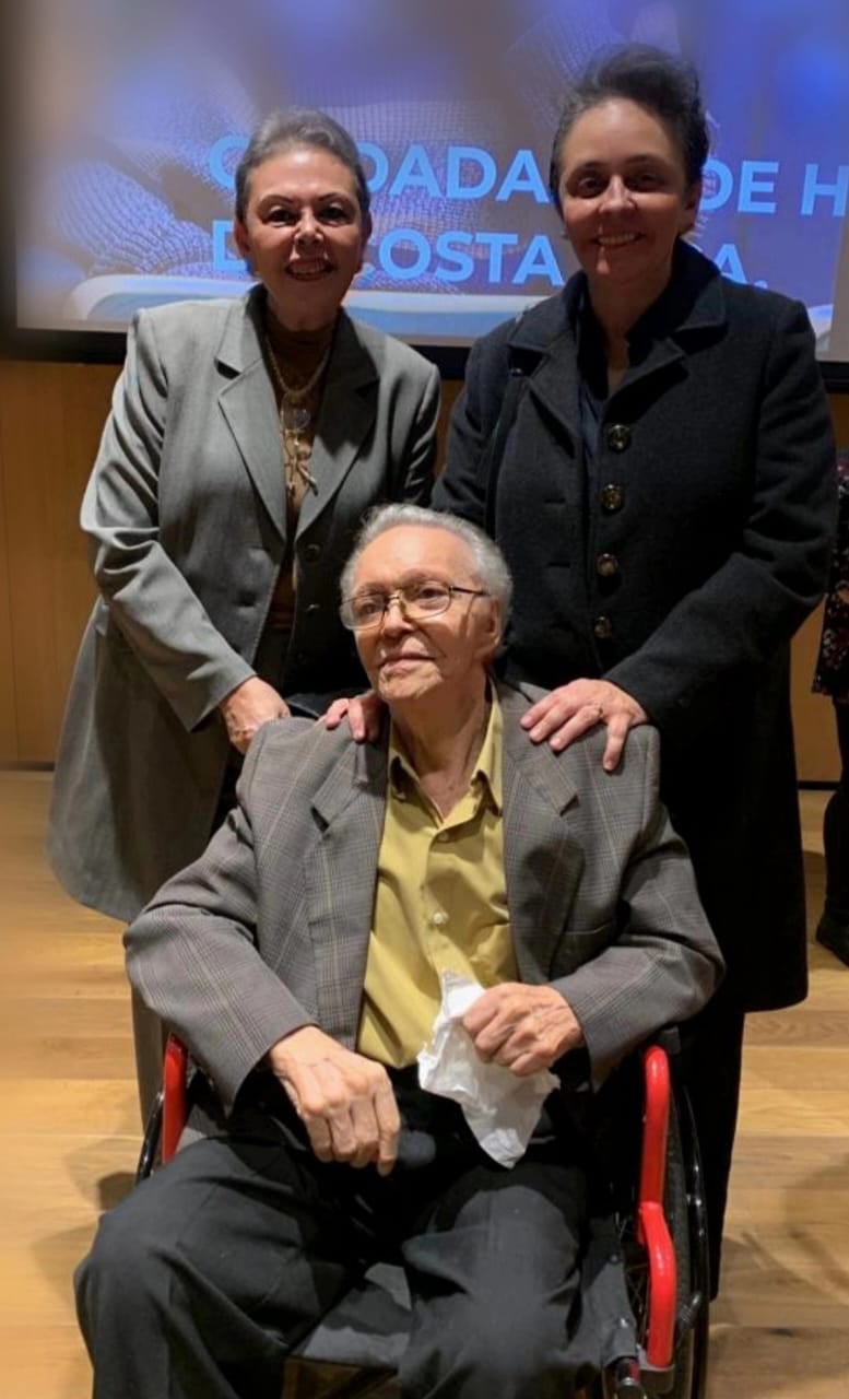 Dos mujeres acompañan al actor Lucho Barahona en silla de ruedas, en la Asamblea Legislativa de Costa Rica