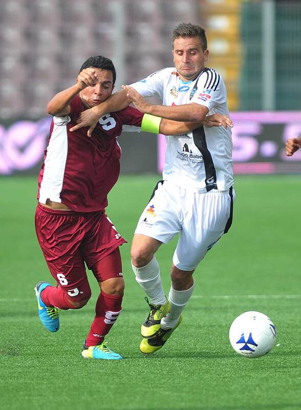 El capitán de Generación Saprissa Felipe Chaves (izq) disputa la pelota con el mediocampista de As Puma Diego Quesada. | MANUEL VEGA.