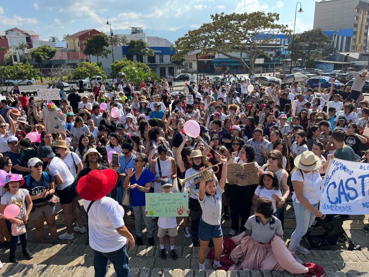 La comunidad del Castella se manifestó en la Plaza de la Cultura, en San José, contra la venta del teatro Arnoldo Herrera y para exigir su devolución al centro educativo. Foto: Cortesía Nayuribe Vargas