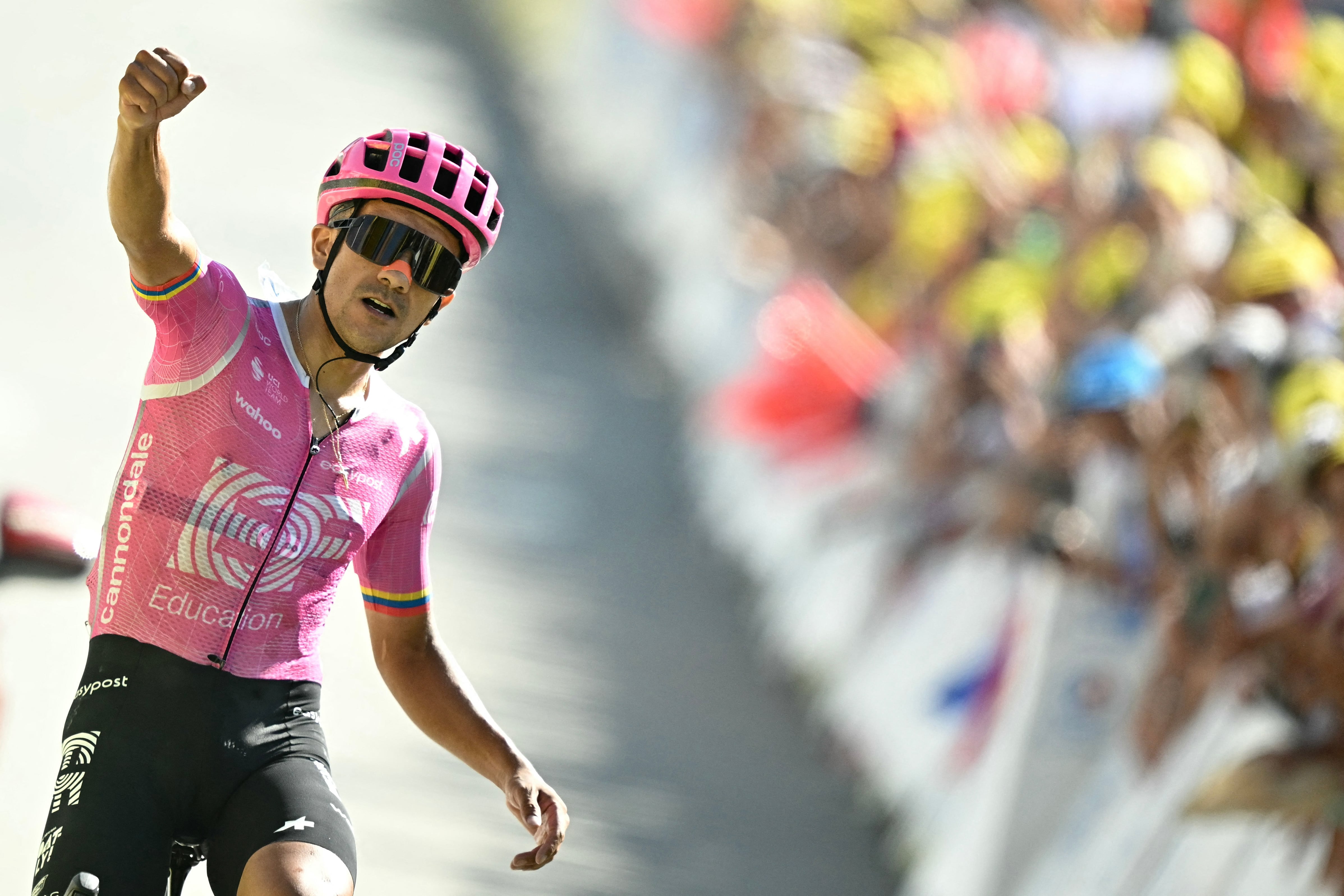 El ecuatoriano Richard Carapaz, del euipo EF Education, celebra al ganar la etapa 18 del Tour de Francia este 23 de julio, en los alpes franceses.