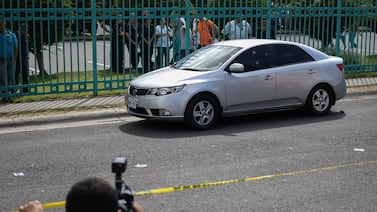 Hombres en moto matan a sujeto en auto estacionado