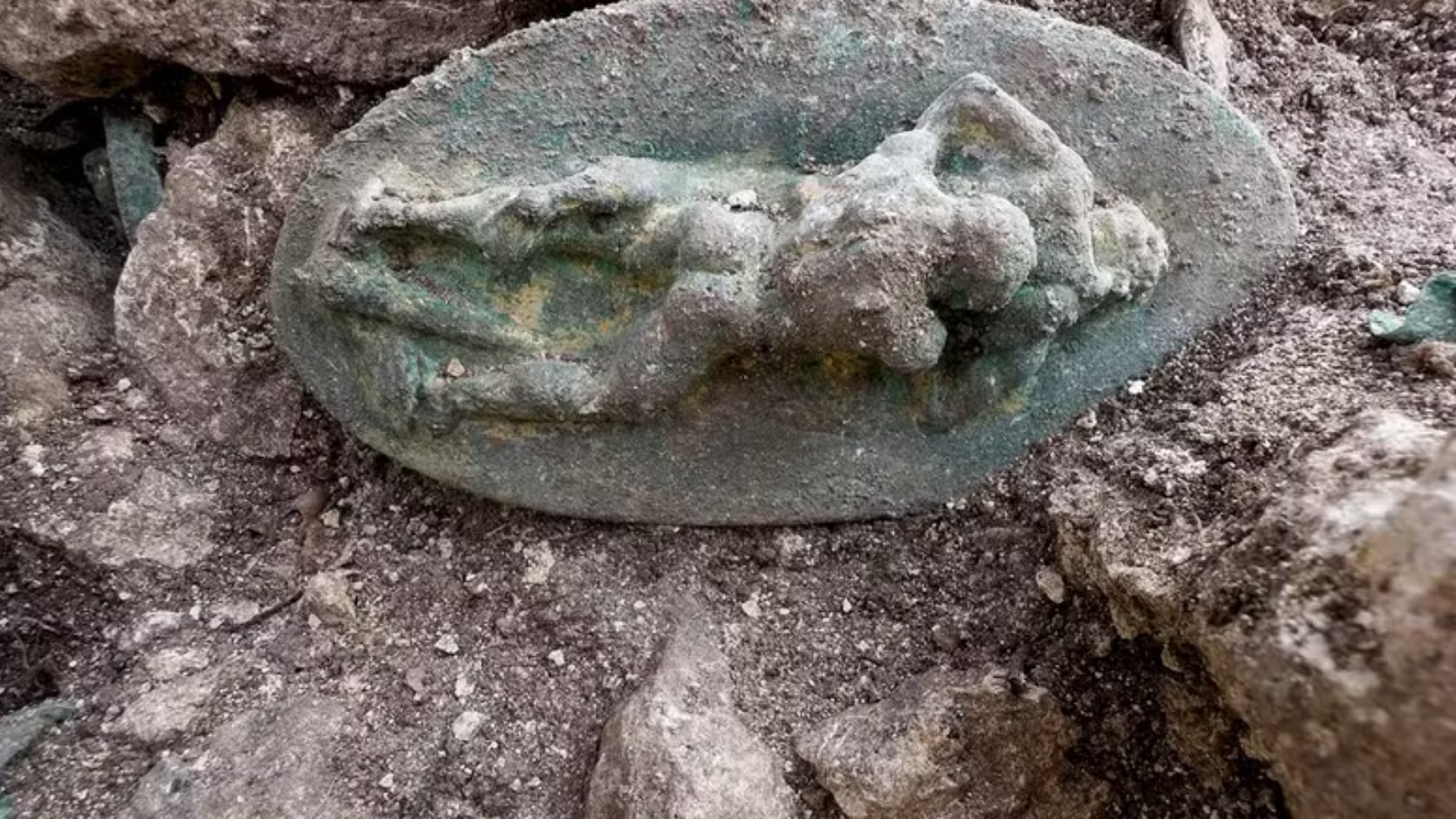 Restos de un guerrero y su caballo con lujosos objetos fueron descubiertos en Bulgaria, revelando la presencia de una élite militar.