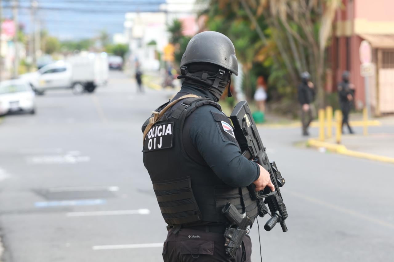 Un oficial judicial a las afueras del Tribunal Penal de Hacienda y de la Función Pública, en Goicoechea este martes 22 de julio. Fotografía:
