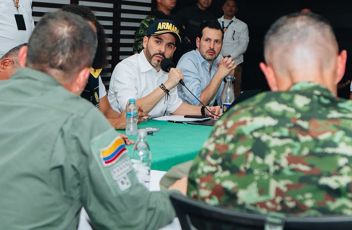 Abelardo de la Espriella coordina con los cuerpos de emergencia la atención al terremoto en Colombia.