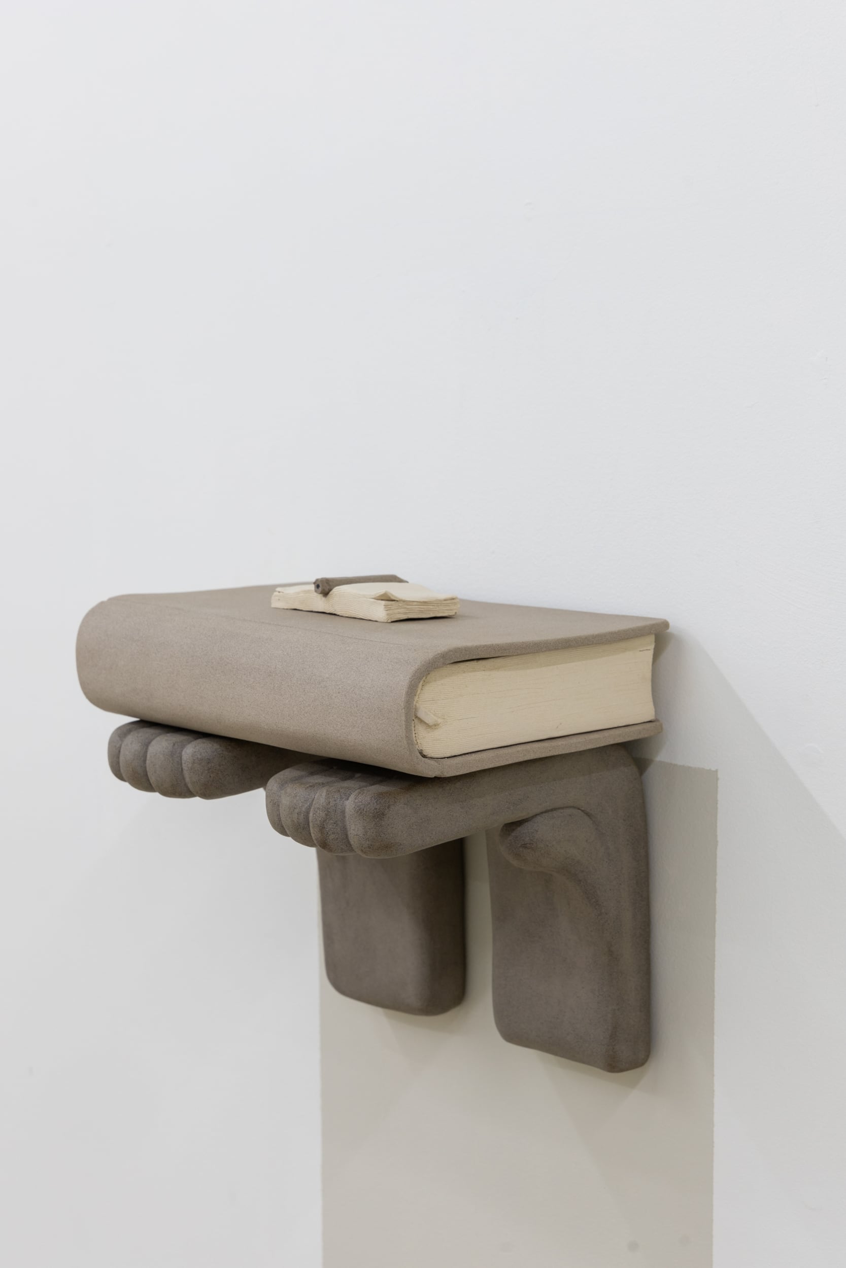 “punto de encuentro”, la exposición de la ceramista Camila Capra en la sala <vértice>, dirige la mirada al pasado, navegando la historia familiar como una intersección entre revelación y secreto.