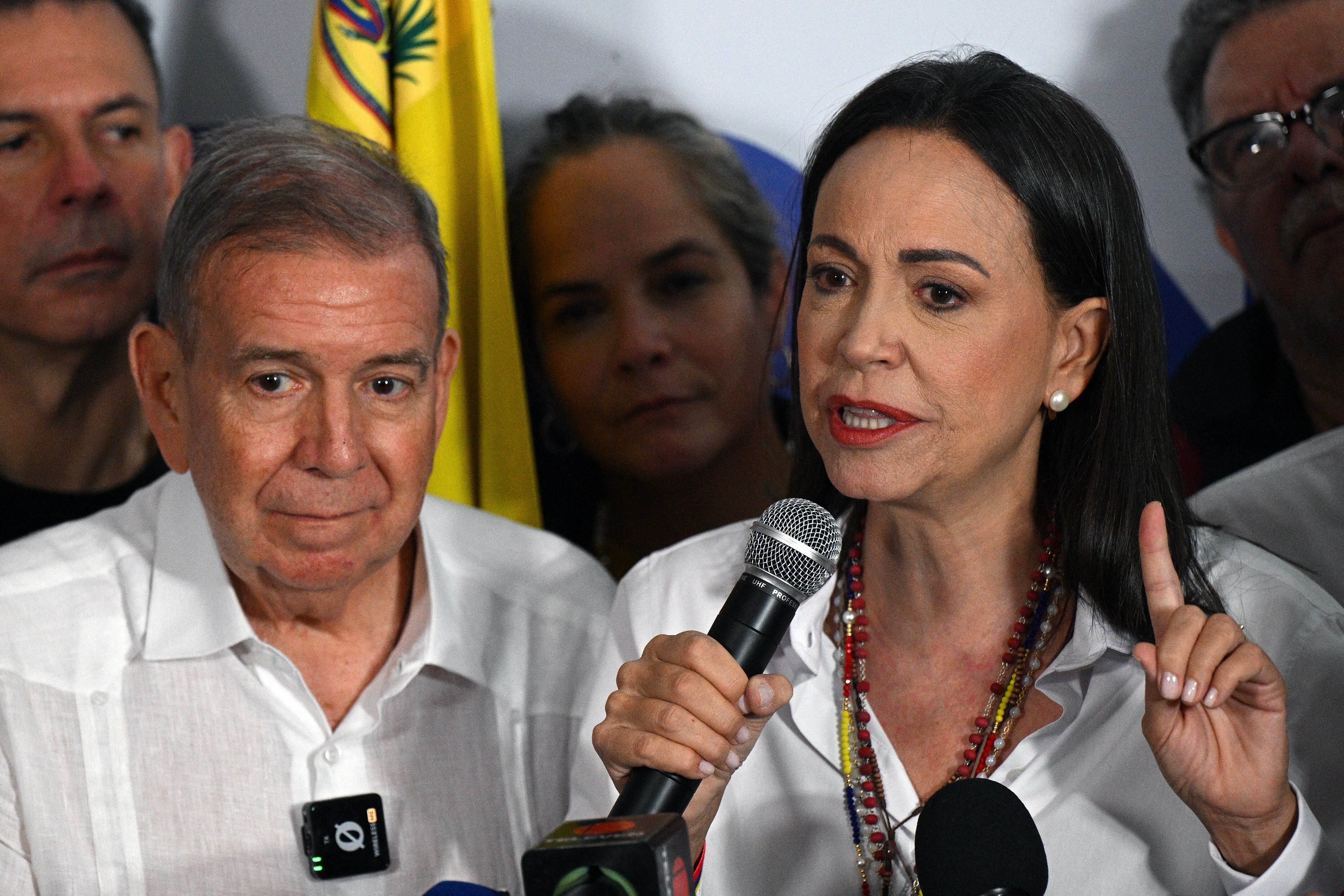 El candidato presidencial opositor venezolano Edmundo González Urrutia y la líder opositora venezolana María Corina Machado hablan con los medios de comunicación, tras los resultados de las elecciones presidenciales en Caracas el 29 de julio de 2024. (Foto: AFP)