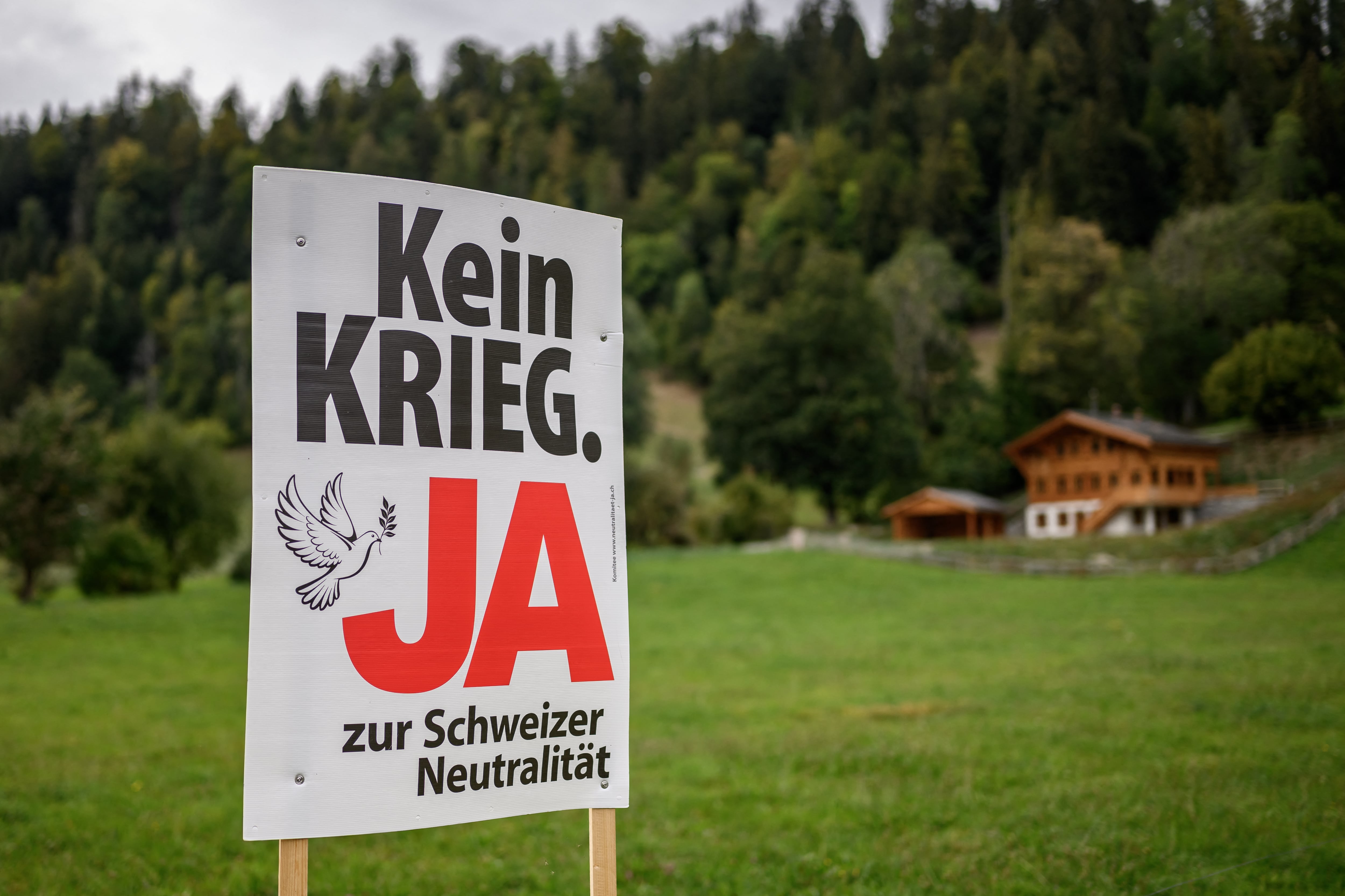 En español: “No a la guerra. Sí a la neutralidad suiza.”