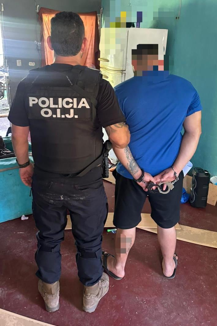 Un hombre de apellidos Alvarado Moya, alias el Billy, integrante de un grupo delictivo conocido como el Secreto, fue detenido por agentes del OIJ de Limón como sospechoso de participar en el asesinato de un adolescente de 15 años.