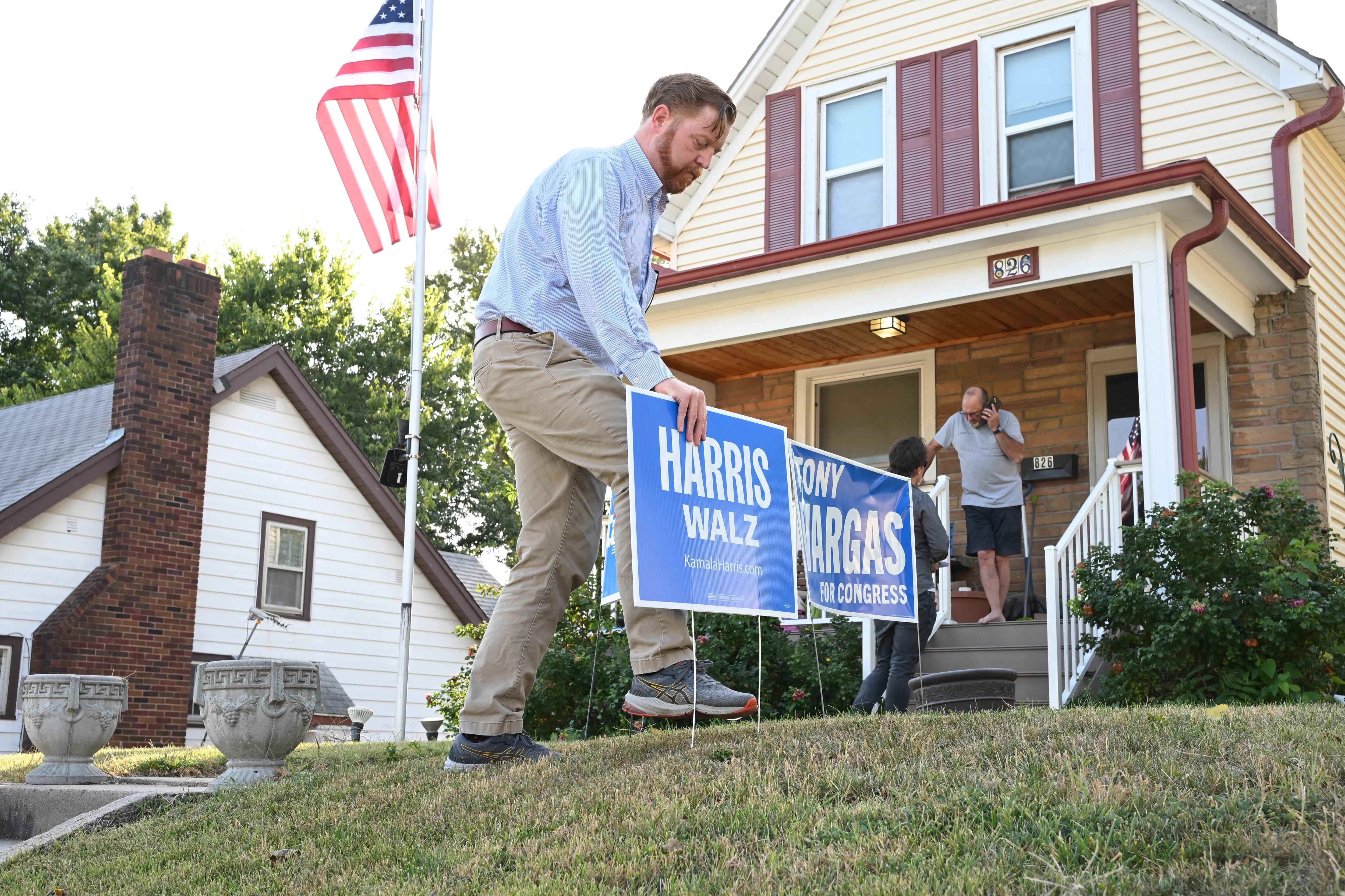 El senador estatal demócrata de Nebraska, John Cavanaugh, hace campaña en Omaha, Nebraska. Una peculiaridad extraña de la constitución de este estado fervientemente republicano le otorga a Omaha, la ciudad más grande, su propio voto distintivo y poderoso para elegir al próximo presidente de Estados Unidos
