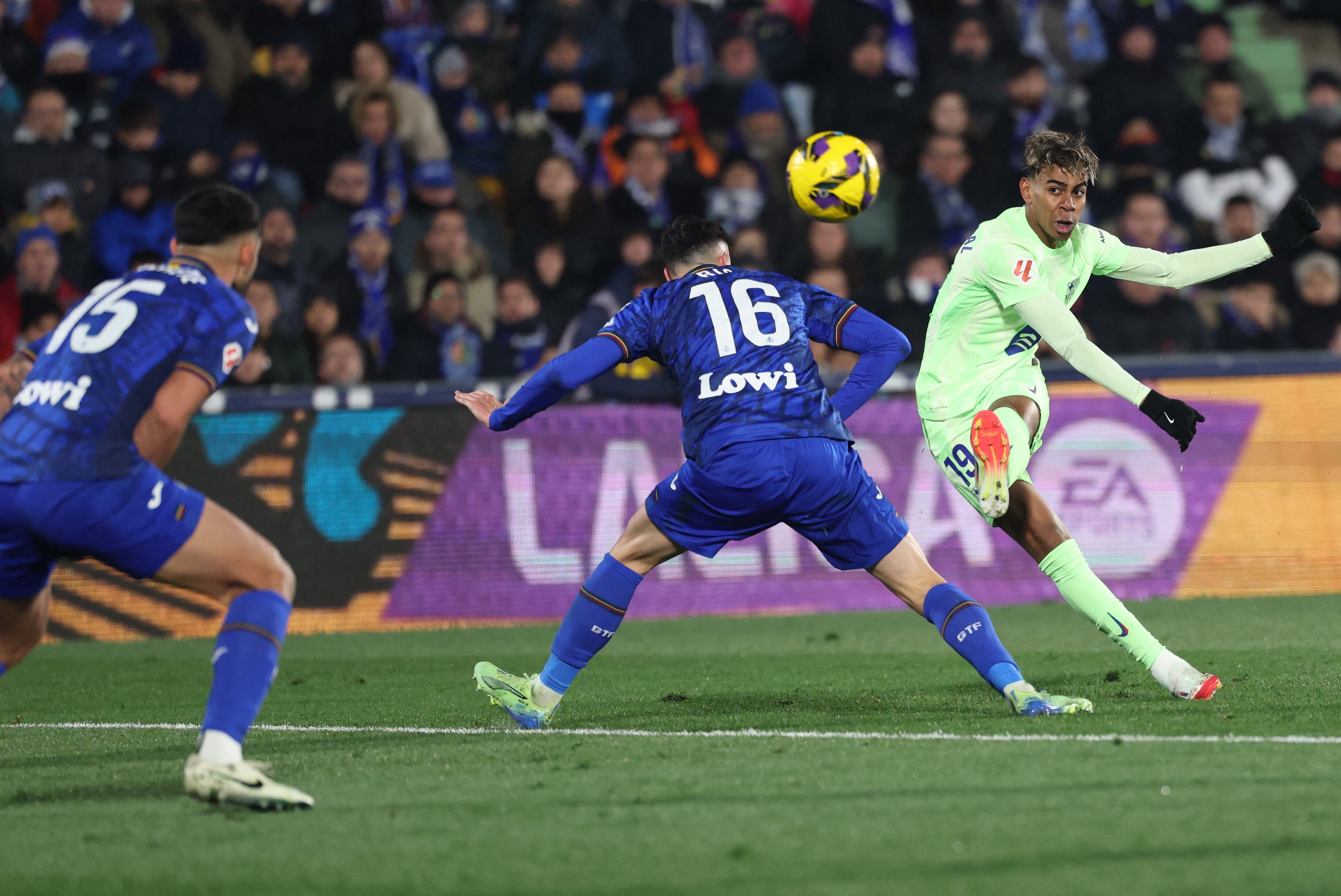 Barcelona's Spanish forward #19 Lamine Yamal shoots despite being challenged by Getafe's Spanish defender #16 Diego Rico during the Spanish league football match between Getafe CF and FC Barcelona at the Coliseum Alfonso Perez stadium in Getafe on January 18, 2025. (Photo by Thomas COEX / AFP)