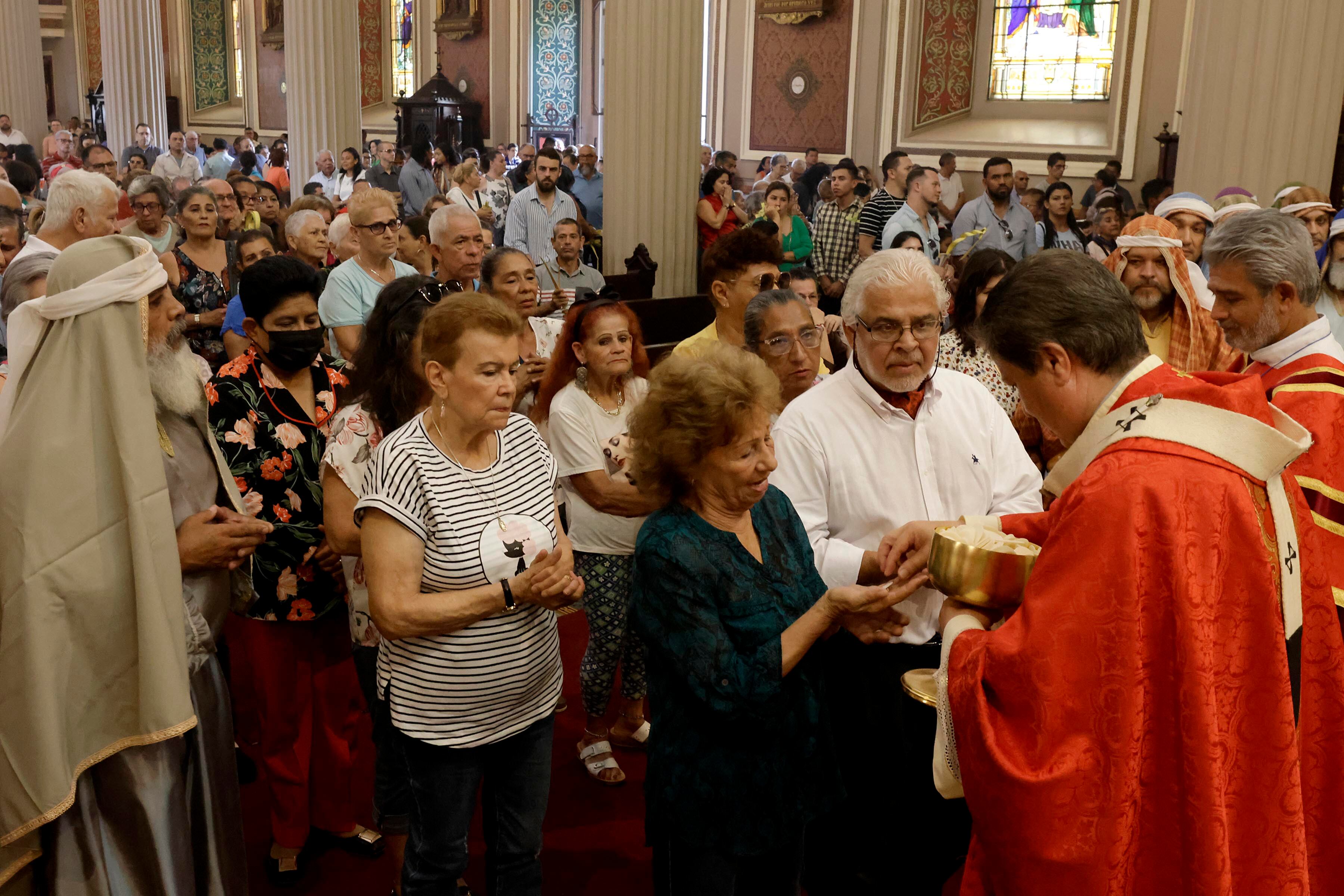 24/03/2024. Catedral Metropolitana, San José. Hora: 10:30 a.m. Misa Solemne de la Pasión del Señor presidida por el arzobispo de San José, moseñor José Rafael Quirós. En la foto, Cristian Campos. Fotos: Mayela López