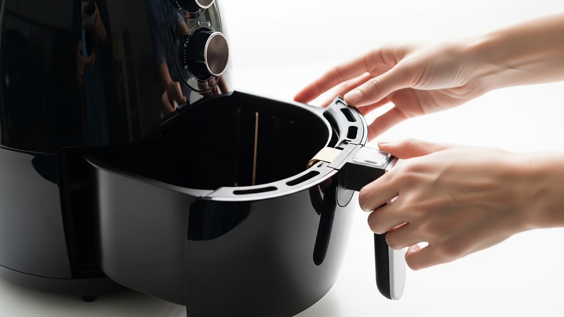 Conozca la mejor manera de quitar la grasa de su air fryer y mantenga el electrodoméstico limpio y funcionando correctamente