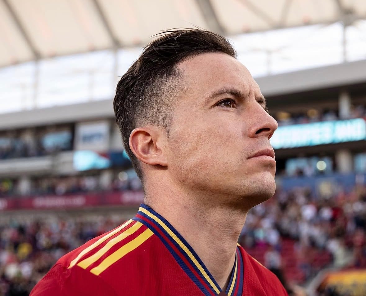 Bryan Oviedo es un sostén para su hijo ahora que estará un tiempo lejos del fútbol.